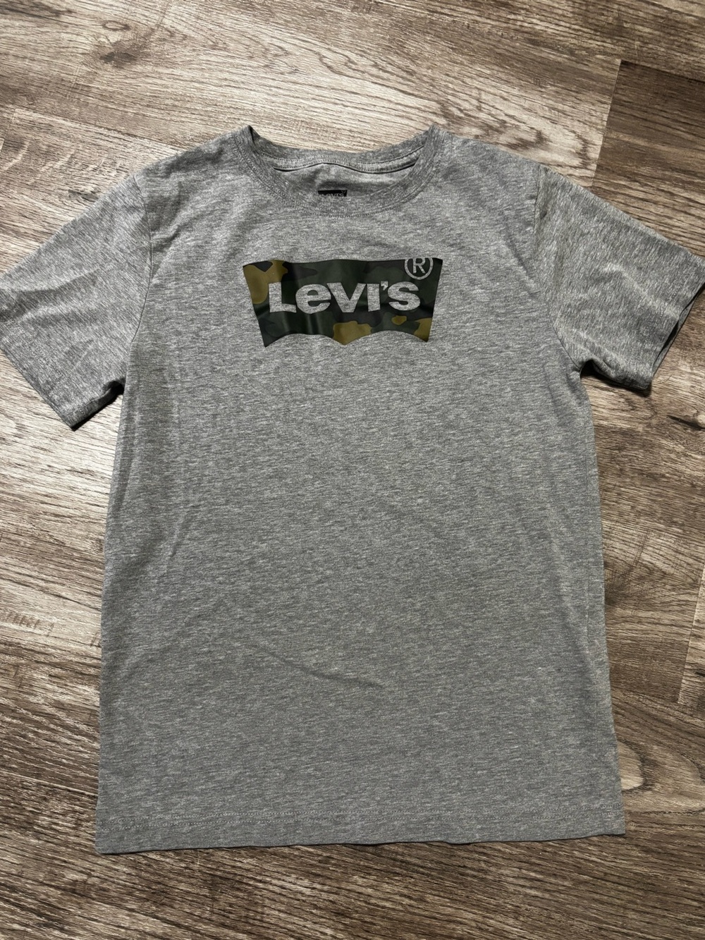 Levi's Gray Heather Tee with Green Camo Logo, size large
